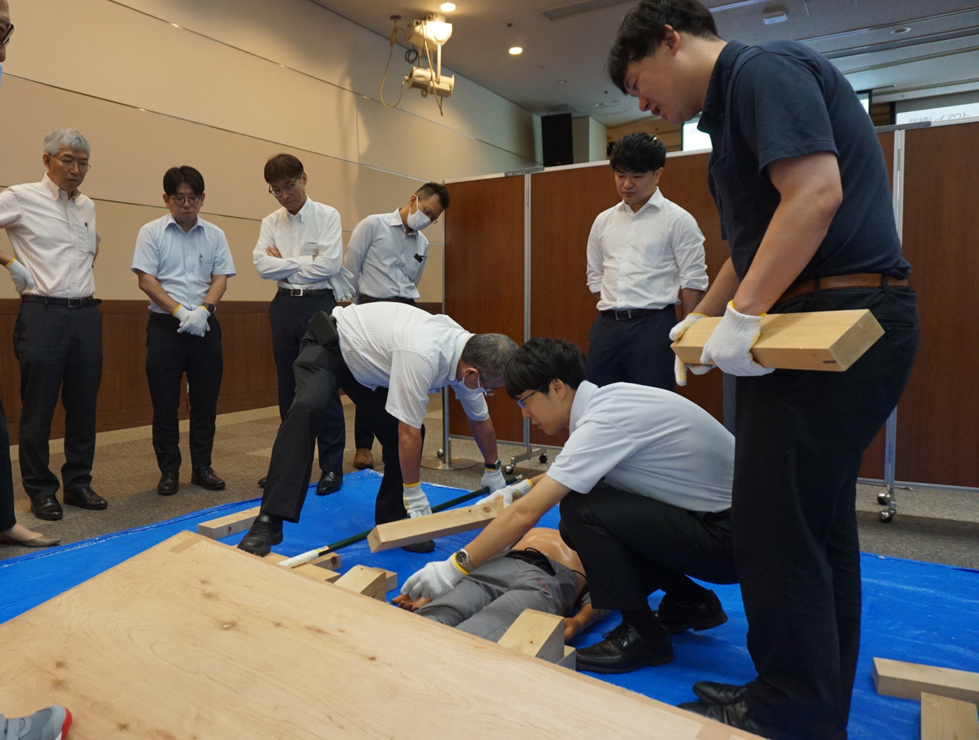 角材やバールを使った重量物の下敷きからの救出